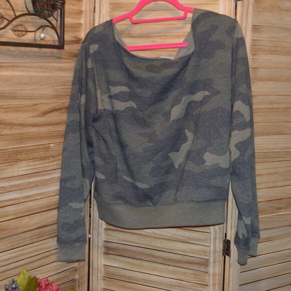 PINK Victoria's Secret L Green Camo L/S Sweatshirt - Picture 2 of 4